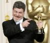 Gustavo Santaolalla junto a Salma Hayek quien le entregó la estatuilla.