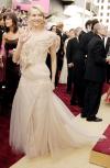 Esta fiesta es sinónimo de glamour y los actores y sobre todo, las actrices, lucieron sus mejores galas. Una de ellas fue la británica Keira Knightley, la joven portó un vestido largo con cauda color uva, cabello recogido y un collar de piedras de colores.