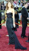 ¡Oops!, Jennifer Garner sí que dio un mal paso cuando iba caminando hacia el frente del escenario. 'Yo hago mis propias escenas de riesgo', declaró mientras mostraba cómo se le había atorado el vestido con uno de sus zapatos.