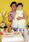 ni_05032006 
Ana Karen Aguilar Rivera junto a su mamá, Rebeca Rivera, en la fiesta infantil que le organizó por su segundo aniversario