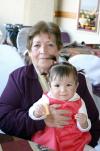 ni_09032006 
Dolores Nazer de Torres con la pequeña Mariana Torres Cárdenas, en reciente convivio.