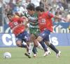 Con el santo y la afición de espalda terminó Santos Laguna su juego ante los Tiburones Rojos del Veracruz, para de paso convertirse en el peor equipo de la actual temporada, ante un escaso, decepcionado y molesto público, que acudió al Corona con la esperanza de ver el primer triunfo albiverde, y sólo presenció un deprimente espectáculo que significó la cuarta derrota de su equipo, ahora ante los escualos por 2-0.