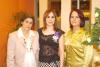 de_12032006 
Claudia Mendoza Astorga con su mamá Martha Astorga y su suegra Rosy de Reyes.
