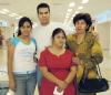 VI_15032006
Rosalba Rivera viajó a Mérida, la despidieron Maribel y Gregorio Rivera.