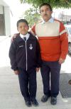 va_15032006 
Jesús Omar Marrufo Zamora ganó el primer lugar del Parlamento de los Niños y Niñas de México 2006, aquí con su maestro Rafael Jiménez.