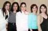 de_16032006 
Anaí Flores, acompañada por sus amigas Miryam Ugarte, Ada Carrera, Laurencia González y Perla de Anda, en la despedida que se le ofreció por su cercano enlace nupcial.