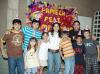 gr_17032006 
Lorena Murillo Vázquez acompañada por un grupo de amigas, en la fiesta que le organizaron en du cumpleaños en días pasados.
