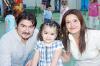 ni_18032006 
 Eduardo Acosta Rodríguez y Nadia Simental de Acosta con su hijita Regina