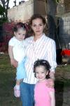 ni_19032006 
Liliana de Rivera con sus hijas Elisa y Daniela Rivera.