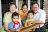 va_26032006 
El festejado en compañía de su esposa, Esperanza y sus nietos Heriberto, Sebastián y Daniela.