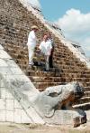 Tras recorrer durante unos 25 minutos la ciudadela, lo gobernantes subieron los primeros escalones de la pirámide de Kulkulkán, la más emblemática, para hacerse una fotografía.