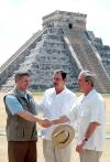 La ciudadela maya de Chichén Itzá fue recorrida  por los mandatarios de México, Vicente Fox, de EU, George W. Bush, y el primer ministro de Canadá, Stephen Harper, en el inicio de la Cumbre de América del Norte, que se celebra en la cercana ciudad de Cancún.