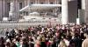 La Prefectura de Roma ha calculado en unas cien mil el número de personas que participan en los actos de conmemoración del aniversario de la muerte y que tendrán su momento cumbre en el rezo de un rosario, que estará dirigido por Benedicto XVI.