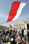 La Prefectura de Roma ha calculado en unas cien mil el número de personas que participan en los actos de conmemoración del aniversario de la muerte y que tendrán su momento cumbre en el rezo de un rosario, que estará dirigido por Benedicto XVI.