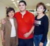 vi_01042006 
 Juan Carlos Hernández viajó a Villahermosa y lo despidieron Guma y Tere Balderas