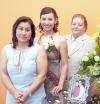 de_02042006 
Mónica García Ontiveros fue despedida de su vida de soltera, aquí con su mamá Verónica Ontiveros y su suegra Dora García.