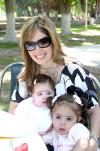 ni_01042006 
 Ale de Necochea con sus hijas Paulina y Alejandra.jpg