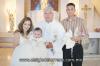 RECIBE LAS AGUAS BAUTISMALES
Brenda Liliana Mestas de Vázques con su hija Briana Nicole, el sacerdote que bautizó a la pequeña y el padre, Abelardo Vazques.