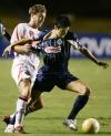 El defensa Diego Martínez anotó un gol a los 80 minutos para llevar al Club Chivas de Guadalajara, que venció 2-1 al campeón actual Sao Paulo, para permanecer en el liderato del Grupo 1 de la Copa Libertadores de América.