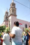 José Guadalupe Galván Galindo, obispo de Torreón, explica que con la ceremonia del Domingo de Ramos inicia la celebración de la Semana Santa y la preparación para la Pascua -Pasión, Muerte y Resurrección de Jesús- que es el principal acontecimiento de la fe cristiana.
