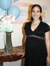 ma_09042006  Por el próximo nacimiento de su bebé Miroslava Saenz de Martínez, fue festejada con una merienda de canastilla, donde recibió múltiples felicitaciones de sus invitadas