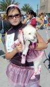 ch_09042006 
Laura Veynacon su perrita Lilo que lleva un disfraz de bailarina.