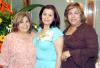 de_09042006 
La novia acompañada por su mamá, Blanca Estela Barajas de González y su suegra Yolanda Balli Suárez .