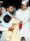 Las imágenes emitidas por la televisión pakistaní mostraron numerosos cadáveres que eran retirados por los equipos de seguridad y llevados, junto a los heridos, algunos en muy mal estado, a los hospitales de la zona.