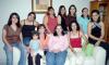 gr_12042006  Agradables momentos compartió Verónica Orellana de Díaz de Sandi con sus amigas, en la fiesta de canastilla que le organizaron por la cercana llegada de su primer bebé