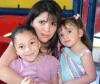 14042006 
Rebeca Orozco de González con sus hijas, Danna y Regina.