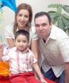 16042006 
Damián Yidman Leal Hidrogo acompañado de sus papás, Demián Leal Martinez y alejandra Hidrogo Núñez, en la fiesta que le ofrecieron por su cumpleaños