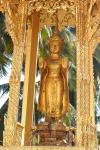 La estatua Prabang es sacada a hombros del antiguo Palacio Real en Luang Prabang (Laos). La estatua se saca una vez al año con motivo de las celebraciones por el año nuevo laosiano.