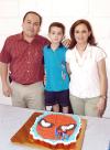 18042006 
Hugo Valles Rodríguez junto a su mamá, Gloria Rodríguez de Valles, en el festejo infantil que le ofreció, con motivo de su cumpleaños.