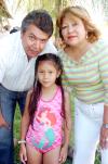 20042006 
Lulú y su hermana Victoria, acompañada de sus abuelitos Jesús y Ana María Moreno.