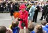 Niños de escuelas locales, que portaban banderas inglesas, fueron los primeros en saludar a la Reina, que llevaba un abrigo rojo y una pamela a tono, que acompañó con un collar de perlas