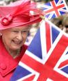 La soberana salió por la puerta Enrique VIII del castillo para saludar a miles de súbditos que, con banderas inglesas y diversas pancartas, se dieron cita en Windsor.