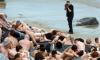 El fotógrafo de Nueva York Spencer Tunick trabaja en uno de sus multitudinarios desnudos en la playa de la Zurriola de San Sebastián.
