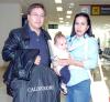 22042006 
Carla Vizcarra viajó a Ciudad de México y la despidieron Milie y Juan Vizcarra.