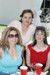 23042006 
Cristy, Jéssica y Gaby Padilla con Mercedes de Padilla.