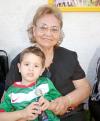 27042006 
Celia Flores con su nieto Carlos Rodríguez Román, el día de su piñata.