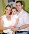 27042006 
Francisco y Lorena Galindo festejaron a su pequeña Ana Paula Galindo de la Vega.