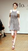 Una modelo luce una creación en el desfile 'Nylon Flock' de Nicola Finetti.