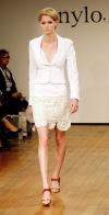 Una modelo luce una creación en el desfile 'Nylon Flock' de Nicola Finetti.