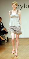 Una modelo luce una creación en el desfile 'Nylon Flock' de Nicola Finetti.