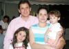 06052006 
César Berumen y Alejandra Frías de Berumen con sus hijas Fernanda y Mónica, captados en pasado festejo social