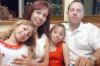 07062006 
Diana de Gavela y Mario Gavela con sus hijas, Andrea y Melissa.