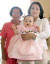 07052006 
La pequeña Mariana, con sus abuelitas, María de los Ángeles García e Irene Garza.