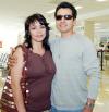 11052006 
Héctor y Graciela Ortiz viajaron a Las Vegas y los despidieron Eduardo y Flora