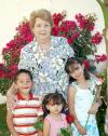 10052006 
Como una verdadera mamá, Lily Téllez de Góngora junto asus nietos, Luisa, Abelardo y María Paula Rodríguez Góngora.