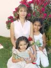 10052006 
Pilar Fernández de Flores, con sus hijas Luisa Cecilia y Andrea Flores